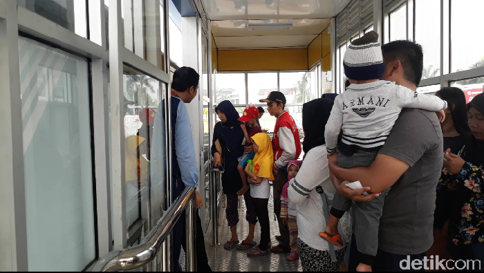 Menjajal Koridor 13 Bus TransJ Sekaligus Wisata Akhir Pekan