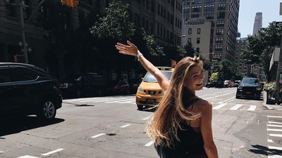 Foto Si Cantik Sjana, Instruktur Yoga yang Menginspirasi