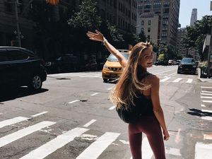 Foto Si Cantik Sjana, Instruktur Yoga yang Menginspirasi