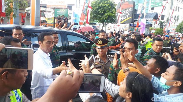 Keliling Jember Fashion Carnaval, Jokowi Diserbu Warga
