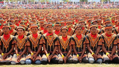 Foto: Saat 12 Ribu Orang Menari Saman
