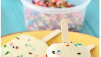 Cake Batter Popsicles yang satu ini rasanya mirip ice cream cake. Memang dibuat dari cake es krim dengan tabu ran cokelat meioses warna-warni. (Foto: Istimewa)