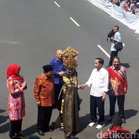 Menyambangi Jember Fashion Carnaval September 2017 lalu, ayah tiga anak itu tampak memakai kemeja putih dengan lengan digulung dan celana panjang hitam. Tidak ketinggalan sneakers putih Adidas Racer Lite EM. (Foto: Afif/detikTravel)