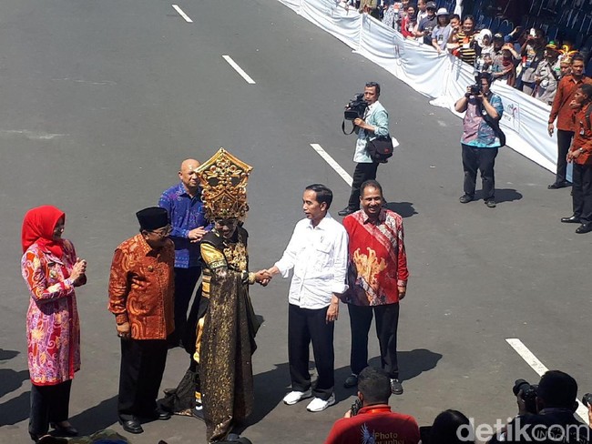 Menyambangi Jember Fashion Carnaval September 2017 lalu, Presiden ketujuh RI itu tampak memakai sneakers putih Adidas Racer Lite EM. (Foto: Afif/detikTravel)