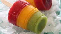 Untuk menciptakan warna dan rasa enak, es loli ini dibuat dari pure mangga, kiwi dan raspberry. Rasa manis segar dan dinginnya buah bisa dirasakan dalam satu gigitan. (Foto: Istimewa)