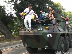 Anoa dan Komodo Jadi Sasaran Selfie di Pameran Alutsista Kemenhan