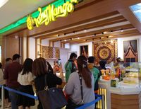Para pengunjung yang sedang antre minuman mangga Thailand.