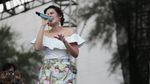 Ditemani Hamish di WTF 2017, Raisa Penuh Bunga