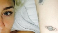 Miley Cyrus punya satu lagi tato, sebuah gambar kecil berwarna hitam-putih berbentuk Saturnus. Foto: dok Instagram