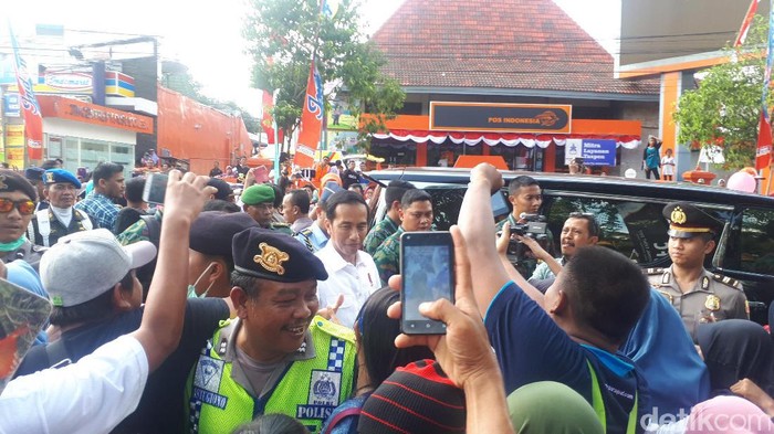 Keliling Jember Fashion Carnaval, Jokowi Diserbu Warga