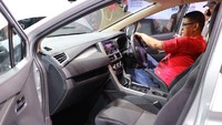 Tidak sedikit pengunjung GIIAS 2017 untuk sekedar melihat-lihat Mitsubishi Xpander bahkan ada juga yang berminat membeli.
