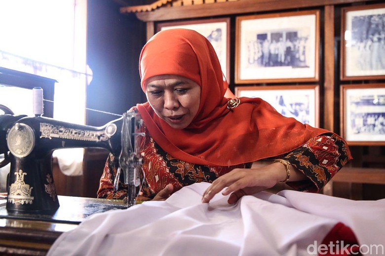 Kunjungi Kediaman Fatmawati, Khofifah Jahit Bendera Merah Putih Kunjungi Kediaman Fatmawati, Khofifah Jahit Bendera Merah Putih