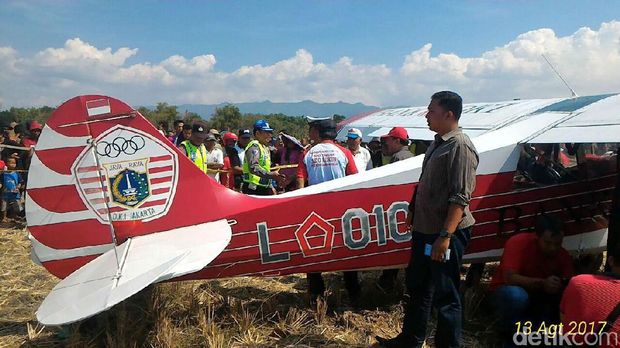 Pesawat Milik Koni DKI Mendarat Darurat di Persawahan Ponorogo
