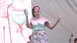 Ditemani Hamish di WTF 2017, Raisa Penuh Bunga