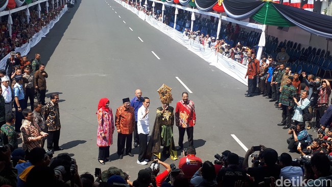 Jokowi mengaku senang bisa menyaksikan langsung Jember Fashion Karnaval yang diadakan di Jalan Jember Central Park, Jember, Jawa Timur, Minggu (13/8/2017). Jokowi datang ditemani oleh Ibu Negara Iriana Joko Widodo.