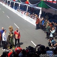 Jokowi mengaku senang bisa menyaksikan langsung Jember Fashion Karnaval yang diadakan di Jalan Jember Central Park, Jember, Jawa Timur, Minggu (13/8/2017). Jokowi datang ditemani oleh Ibu Negara Iriana Joko Widodo.