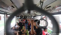 Warga mencoba bus TransJakarta pada uji coba koridor 13 Tendean-Ciledug, Jakarta, Minggu (13/8). PT Transjakarta masih menggratiskan tarif pada hari pertama uji coba tersebut.