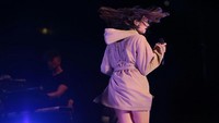 Dua Lipa juga sempat menyapa penonton, Berapa orang yang sakit hati karena diputusin di sini? Foto: Asep Syaifullah/detikHOT