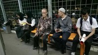 Ia tampak berbincang dengan warga saat menunggu di peron KRL. (Dok. LSBO PP Muhammadiyah)