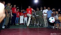 Djarot menendang bola saat meninjau lapangan futsal yang telah direnovasi.