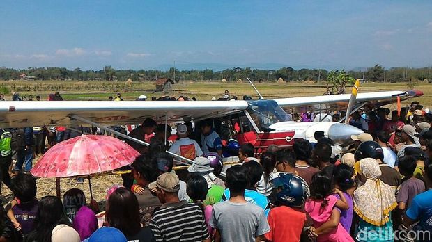 Pesawat Koni yang Mendarat di Ponorogo Dinaikan Trailer ke Pacitan