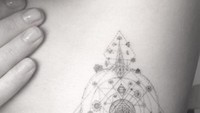 Ellie Goulding mendapat tato dari salah satu seniman tato besar, Dr. Woo pada April 2016. Bentuknya geometris. Foto: dok Instagram