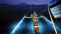 Di Mosquito Bay, Puerto Rico fenomena pantai bercahaya ini juga kerap terlihat. Penyebabnya sama, plankton yang memenuhi permukaan laut menyebabkan lautan menyala biru terang. Tampak nelayan ini seakan punya lampu sorot di bawah perahunya (Per-Andre Hoffmann/Getty/BBC Travel)