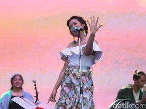Raisa Pamer Cincin kawin, Kezia Karamoy Melahirkan