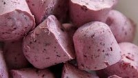 Es Loli Blueberry cheesecake ini dibuat tanpa stik seperti es loii. rasanya persis cheesecake yang dibekukan. Asam segar blueberry dan lembutnya keju krim menyatu dalam satu gigitan. (Foto: Istimewa)