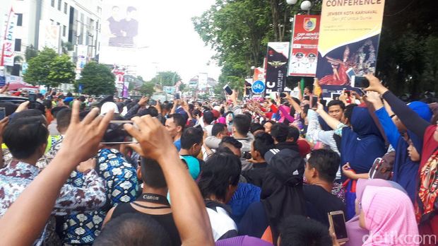 Keliling Jember Fashion Carnaval, Jokowi Diserbu Warga