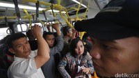 Warga mencoba bus TransJakarta pada uji coba koridor 13 Tendean-Ciledug, Jakarta, Minggu (13/8). PT Transjakarta masih menggratiskan tarif pada hari pertama uji coba tersebut.