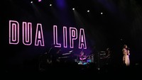 Dua Lipa melanjutkan aksinya dengan ‘Dreams’. Foto: Asep Syaifullah/detikHOT