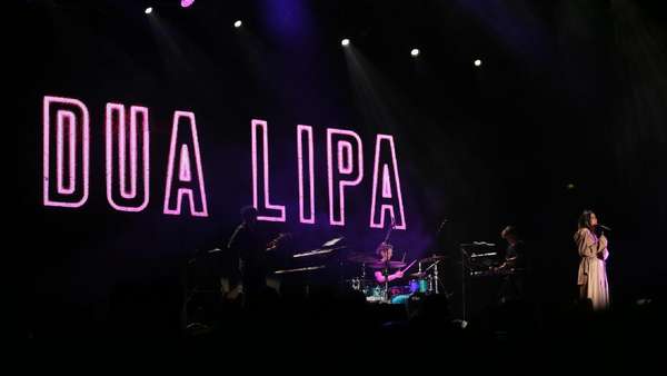 Dua Lipa yang Selalu Tebar Pesona Dua Lipa yang Selalu Tebar Pesona