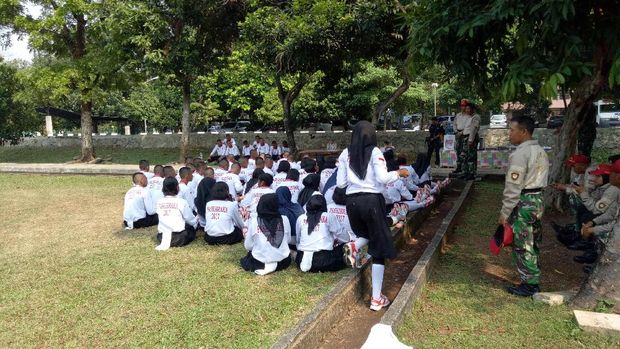 Saat istirahat berbagai yel-yel dinyanyikan peserta.