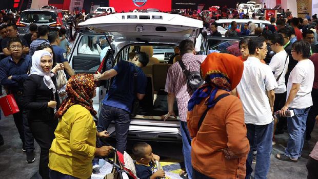 Booth yang senantiasa dipenuhi orang yang penasaran dengan Xpander