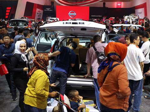 Pengunjung Ramai-ramai Lihat Xpander