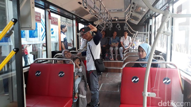 Dibuka Gratis Hari Ini, Koridor 13 TransJ Dipenuhi Warga Dibuka Gratis Hari Ini, Koridor 13 TransJ Dipenuhi Warga