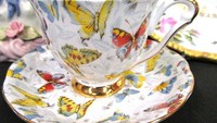 Banyak kupu-kupu warna-warni menghiasi bagian luar cangkir dan saucer atau tatakan cangkir. Makin cantik berhias lapisan emas gagang cangkirnya. (Foto: Istimewa)
