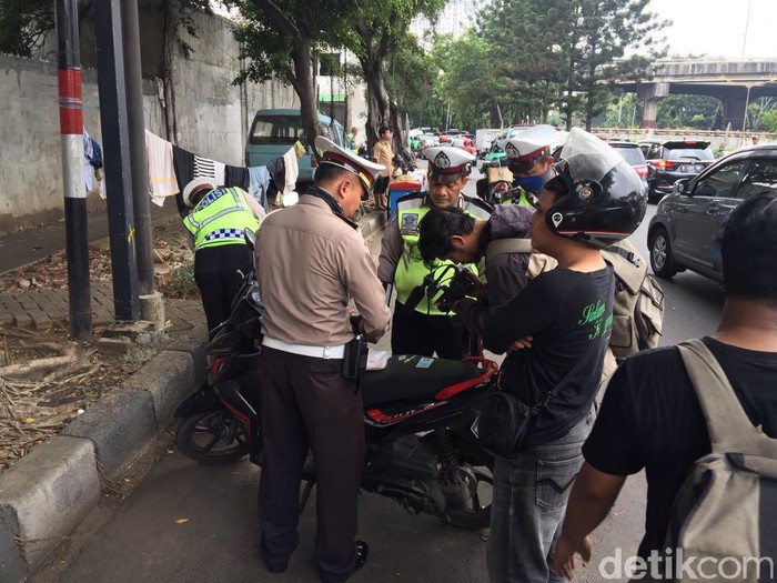 Saat Operasi STNK, Polisi Tangkap Pemotor Bawa Sabu di Jatinegara