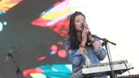 Danilla membawakan lagu-lagu miliknya dari album pertama, Telisuk, sebut saja Di Ambang Pilu dan Terpaut Oleh Waktu. Foto: Asep/detikHOT