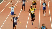 Bolt tampil sebagai pelari keempat untuk tim Jamaika pada estafet 4x100m. Dia tampil bersama Omar McLeod, Julian Forte, dan Yohan Blake. (John Sibley/Reuters)