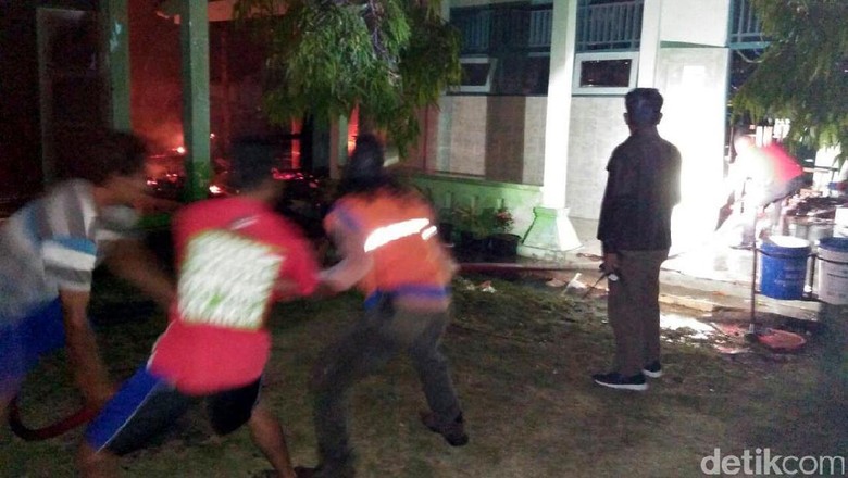 MAN 2 Karanganyar Kebakaran, Tiga Ruangan Hangus MAN 2 Karanganyar Kebakaran, Tiga Ruangan Hangus
