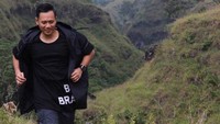 Rahasia pertama Agus Yudhoyono menjaga posturnya dengan sering jogging. Seperti foto ini yang diambil saat ia sedang berlari kecil di bawah kaki Gunung Rinjani. Foto: Instagram/@agusyudhoyono