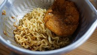 Nah, kali ini mie goreng beserta bumbunya dicampur dengan tambahan saus teriyaki dan disajikan dengan chicken katsu. Sedap! (Foto: Dok. detikFood)