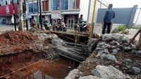 Untuk sementara jalan tersebut ditutup untuk kendaraan mobil selama dalam perbaikan.