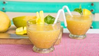 Nah kalau yang ini adalah minuman mangga segar dari India. Dipadu dengan yogurt, rasa smoothies mangga ini semakin asam dengan paduan manis yang enak. (Foto: iStock)