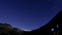 Puncak hujan meteor di Inggris terjadi pada Sabtu malam, dan juga terlihat di sejumlah negara. Foto ini diambil di Le Sepey, Swiss (REUTERS/Denis Balibouse)