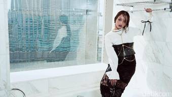 Pose Menggoda Asmara Abigail