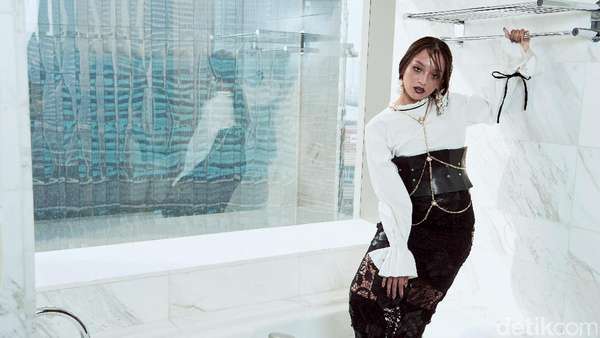 Pose Menggoda Asmara Abigail Pose Menggoda Asmara Abigail
