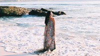 Ini gaya liburan Beby Tsabina di pantai. Foto: dok Instagram